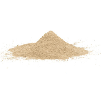 La poudre de résine-ciment beige pâle forme un petit tas conique sur une surface unie et blanche.