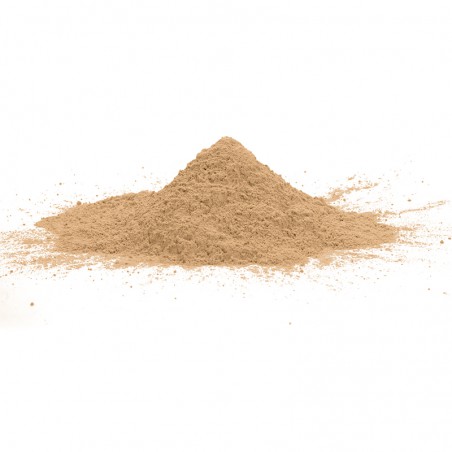 Un polvo beige forma un pequeño montículo, ligeramente esparcido sobre un fondo blanco liso.