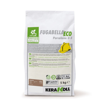 Een witte zak met het opschrift `FUGABELLA ECO Porcelana 0-5` met groene tekst, veiligheidshelmpictogram, bevat 5 kg. Merk: Kera