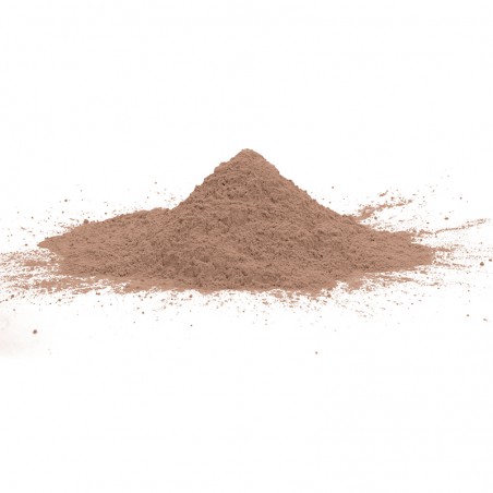 Een berg fijn, bruin poeder rust op een effen wit oppervlak en verspreidt zich lichtjes rond de basis.