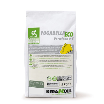 Witte zak met het opschrift `Fugabella Eco Porcelana 0-5` bevat harscement met eco-certificeringen, weergegeven tegen een effen 