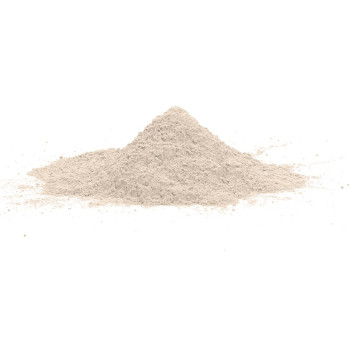Un pequeño montículo de polvo fino de color gris claro descansa sobre un fondo blanco liso sin ningún texto presente.
