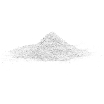 La poudre forme un petit tas conique sur un fond blanc uni, suggérant une concentration sur sa texture et sa granularité.
