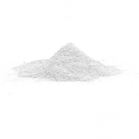 O pó forma uma pilha pequena e cônica sobre um fundo branco liso, sugerindo foco em sua textura e granularidade.