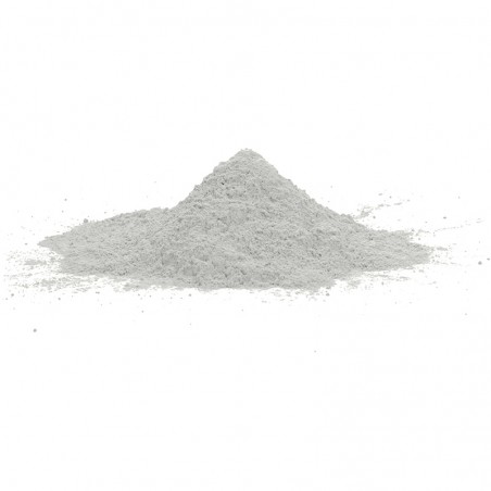 Um pequeno monte de pó fino cinza claro repousa sobre um fundo branco, parecendo pronto para uso ou mistura.