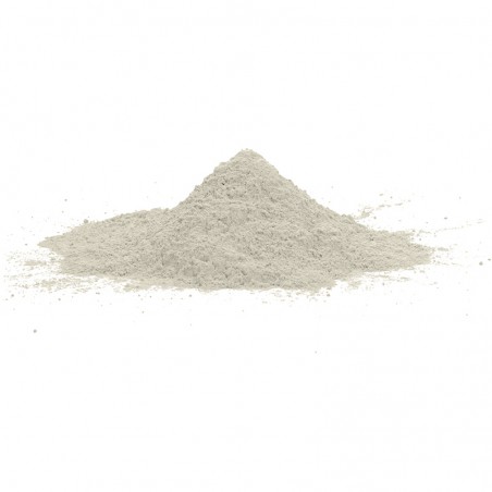 Un petit tas de poudre fine gris clair repose sur une surface blanche, suggérant un environnement propre et minimal.