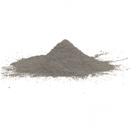 Uma pilha de pó fino e cinza repousa centralmente sobre um fundo branco, sugerindo matéria-prima para construção ou artesanato.