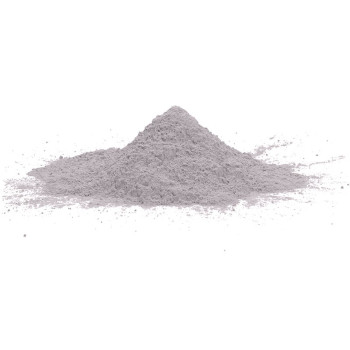 Una pequeña pila de polvo fino de color gris claro descansa tranquilamente sobre una superficie blanca y lisa.