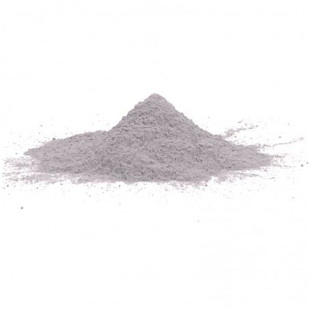 Una pequeña pila de polvo fino de color gris claro descansa tranquilamente sobre una superficie blanca y lisa.