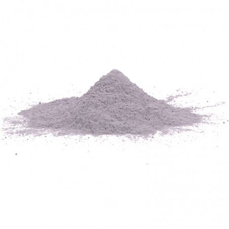 Una pequeña pila de polvo gris se asienta sobre una superficie blanca, formando un montículo en un ambiente limpio y neutro.