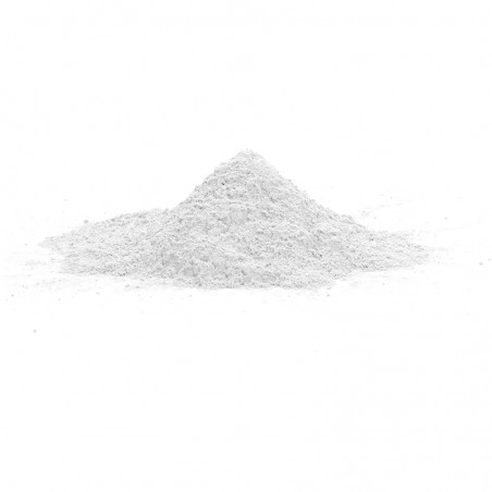 Een kleine berg fijn wit poeder rust op een effen wit oppervlak, waardoor een grimmig, minimalistisch tafereel ontstaat.