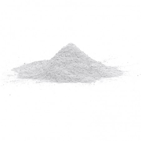 Un petit tas de fine poudre blanche repose sur une surface lisse et unie, isolée sur un fond blanc.