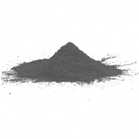 El polvo de cemento gris forma una pila en forma de cono que descansa sobre una superficie blanca y limpia.