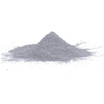 Een witte Mapei `Ultracolor Plus` zak van 5 kg die rechtop staat en een hand toont die het product op tegelvloeren aanbrengt.
