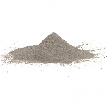 Grijs poeder vormt een kleine heuvel, rustend op een schoon wit oppervlak, met een lichte verspreiding rond de basis.