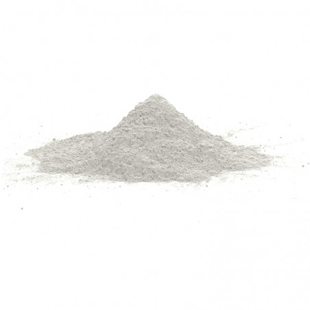 Una pequeña pila cónica de polvo fino y gris sobre un fondo blanco liso, que parece aislada e intacta.