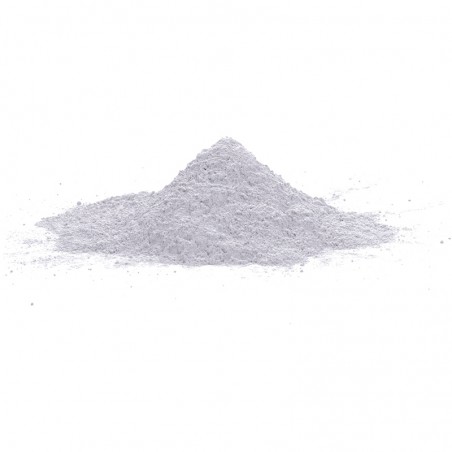 Een kleine berg fijn wit poeder rust op een effen wit oppervlak, gelijkmatig verspreid zonder omringende voorwerpen.
