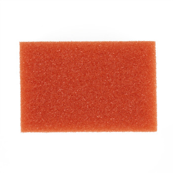 Une éponge rectangulaire orange repose sur un fond blanc uni, présentant une surface texturée et poreuse.