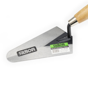 Een metalen metselspaan met een houten handvat ligt op een wit oppervlak. Op het troffelblad staat de tekst: `SIBOR` en op een l