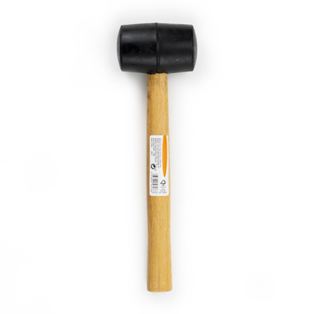 Um martelo de borracha com cabeça preta está apoiado sobre um fundo branco. Possui cabo de madeira com etiqueta de produto visív