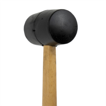 Een rubberen hamer met een zwarte kop rust op een witte achtergrond. Het heeft een houten handvat met een zichtbaar productlabel