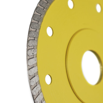 De afbeelding toont een gele diamantdoorslijpschijf in een zwarte verpakking met de tekst `DISCO DIAMANTE PRO Ø 115 mm` en `STAY