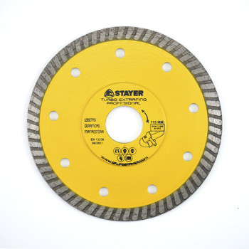 Een geel cirkelzaagblad met perforaties en een gekartelde rand, met het opschrift `STAYER TURBO EXTRA FINO PROFESSIONAL, 115 MM`