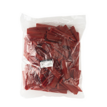 Een doorzichtige plastic zak bevat talloze rode plastic kammen. Op een etiket op de zak staat: `Plastic Combs 5`. De context is 