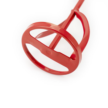 Un outil de mélange circulaire rouge à lame plate est positionné en diagonale. L’arrière-plan est uni et blanc, soulignant les c