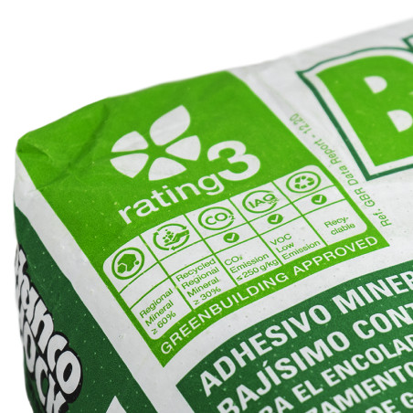 Un sac adhésif vert et blanc affiche des symboles pour les caractéristiques de durabilité, y compris les matériaux régionaux et 