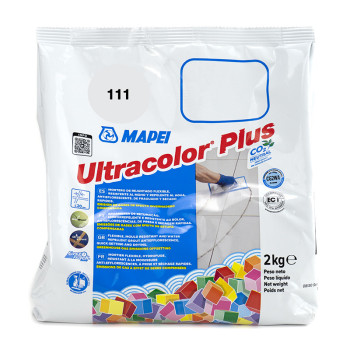 Een witte zak met het opschrift `Mapei Ultracolor Plus` toont kleurrijke tegels. De tekst bevat: `111`, `2kg`, `CO2-neutraal.`
