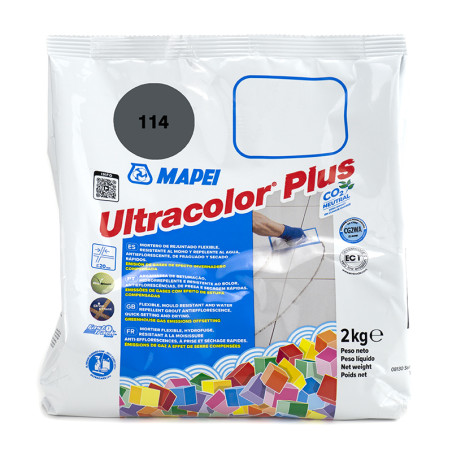 Um saco branco com o rótulo `Mapei Ultracolor Plus` exibe azulejos coloridos, enfatizando a mão de uma pessoa aplicando rejunte.