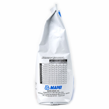 Um saco plástico branco com pó de cimento está em pé, exibindo uma tabela de medidas e a marca MAPEI no contexto espanhol.