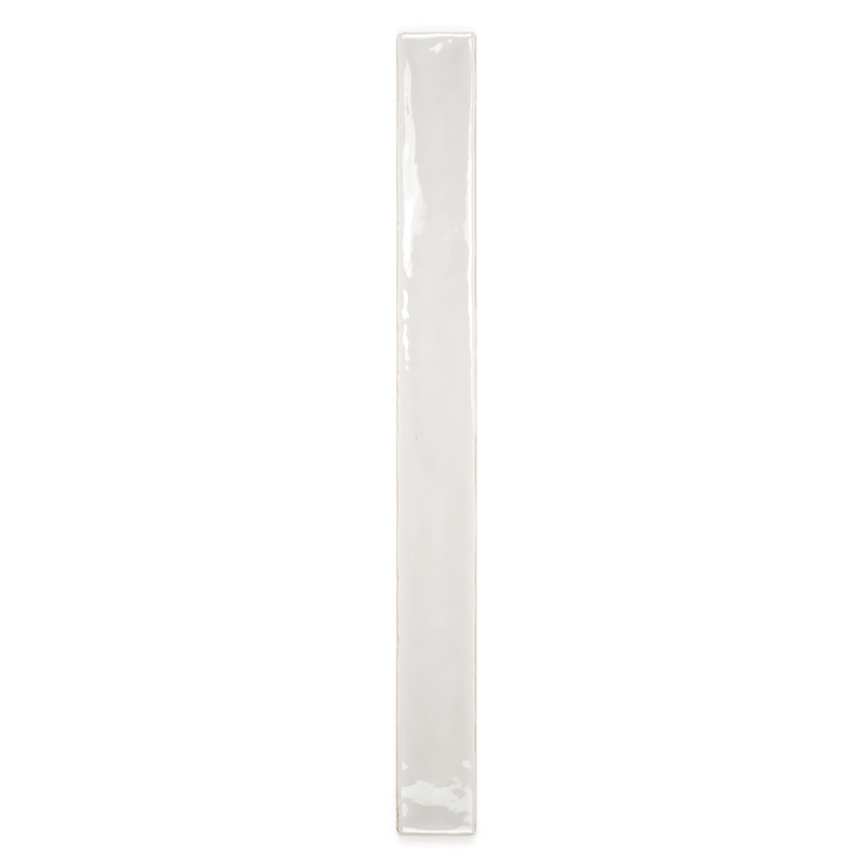 Un carreau blanc rectangulaire long et étroit se dresse verticalement avec une finition brillante, sur un fond blanc uni.