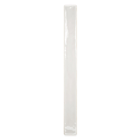 Un carreau blanc rectangulaire long et étroit se dresse verticalement avec une finition brillante, sur un fond blanc uni.