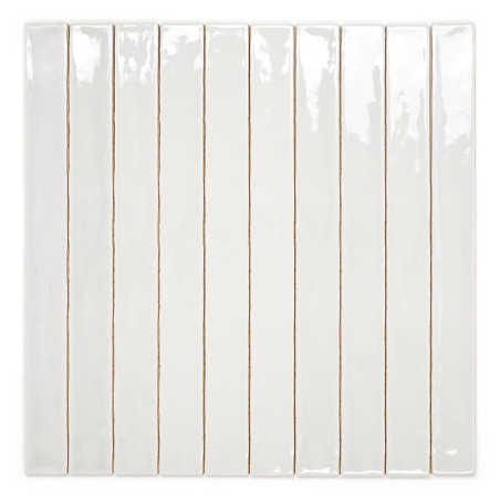 Neuf carreaux rectangulaires blancs brillants sont alignés verticalement, créant une surface lisse et réfléchissante. Les lignes