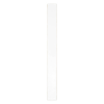 Eine lange, schmale weiße Keramikfliese steht vertikal und reflektiert das Licht subtil in einer neutralen, minimalistischen Umg