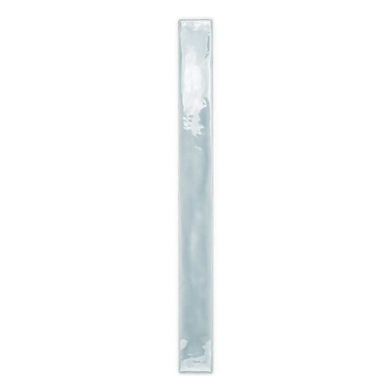 Un carreau blanc brillant, long et étroit, se dresse verticalement, affichant une surface lisse et un reflet de lumière, sur un 