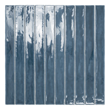 Un carreau rectangulaire bleu brillant se dresse verticalement sur un fond blanc, réfléchissant la lumière pour mettre en valeur