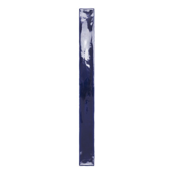Un carreau bleu marine long et étroit se dresse verticalement, réfléchissant la lumière, positionné sur un fond blanc uni.