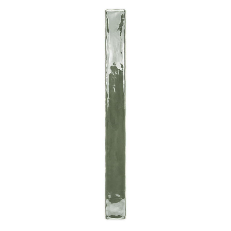 Un long et étroit carreau de céramique vert brillant se dresse debout sur un fond blanc, réfléchissant la lumière sur sa surface