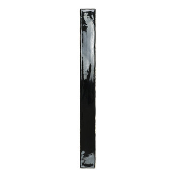 Un carreau rectangulaire étroit et noir brillant se dresse verticalement, réfléchissant la lumière, sur un fond blanc uni.