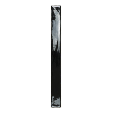 Un carreau rectangulaire étroit et noir brillant se dresse verticalement, réfléchissant la lumière, sur un fond blanc uni.