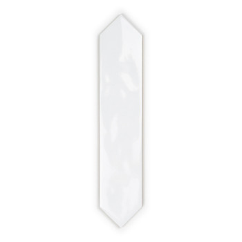 Um ladrilho branco hexagonal alongado e brilhante fica plano contra um fundo branco liso, exibindo uma superfície lisa e polida.