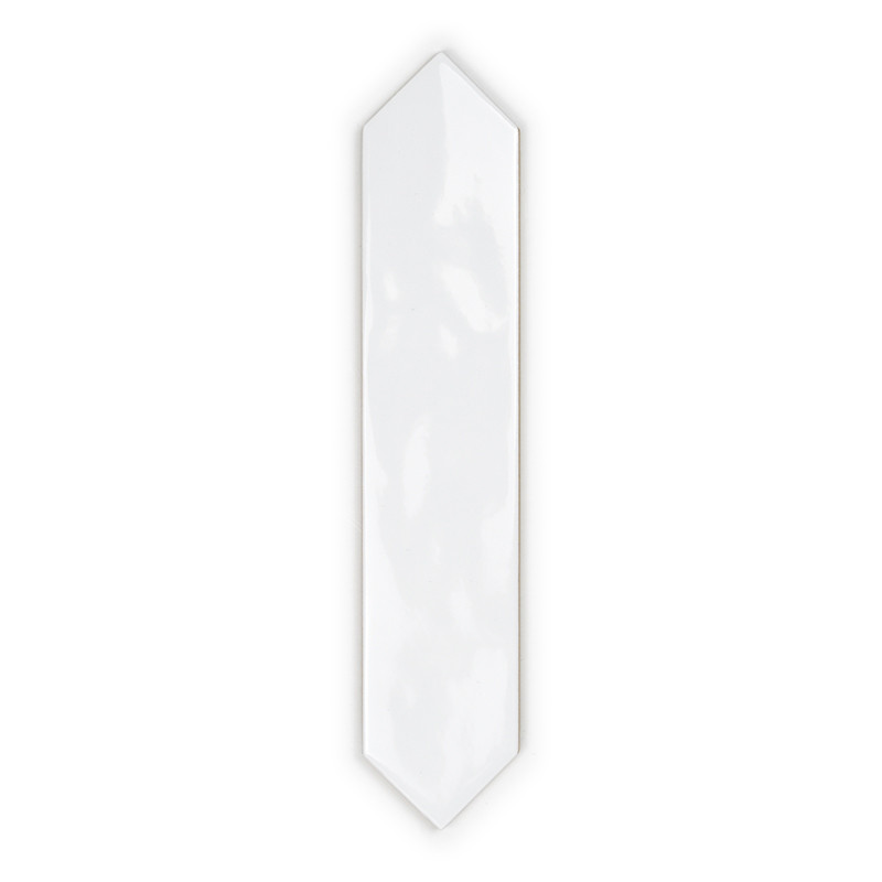 Um ladrilho branco hexagonal alongado e brilhante fica plano contra um fundo branco liso, exibindo uma superfície lisa e polida.