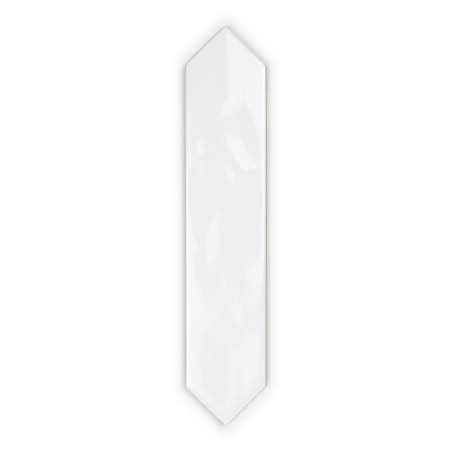 Um ladrilho branco hexagonal alongado e brilhante fica plano contra um fundo branco liso, exibindo uma superfície lisa e polida.