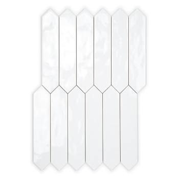 Ladrilhos cerâmicos brancos brilhantes dispostos verticalmente em um padrão hexagonal alongado e escalonado, criando um design g