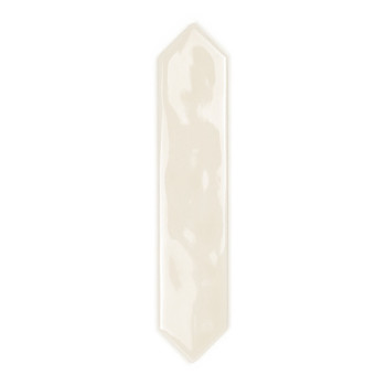 O ladrilho é de formato hexagonal alongado e brilhante com pontas pontiagudas, de cor creme claro, exibido sobre um fundo branco