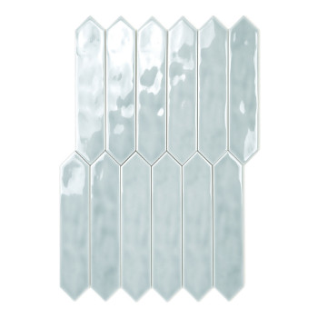 Um ladrilho hexagonal alongado, cinza claro e brilhante com bordas chanfradas, apresentado em um fundo branco liso.