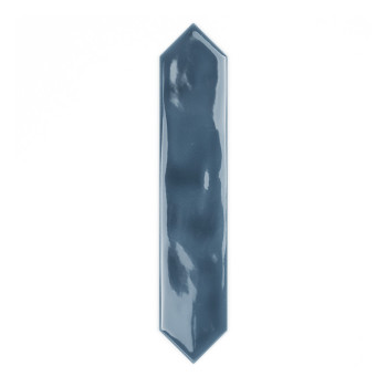 Eine glänzende, dunkelblaue, längliche, sechseckige Fliese mit spitzen Enden, die Licht reflektiert, isoliert auf einem schlicht